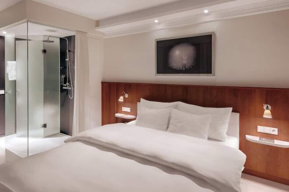 เครื่องนอนระดับพรีเมียม, ตู้นิรภัยในห้องพัก