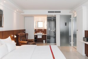 Loft Room | Badrum | Dusch, regndusch, lyxtoalettartiklar och hårtork