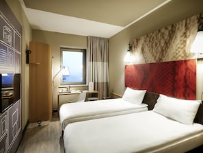 Zimmer, 2 Einzelbetten | Minibar, Zimmersafe, Schreibtisch, schallisolierte Zimmer