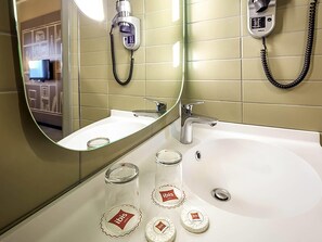 Een minibar, een kluis op de kamer, een bureau, geluiddichte muren