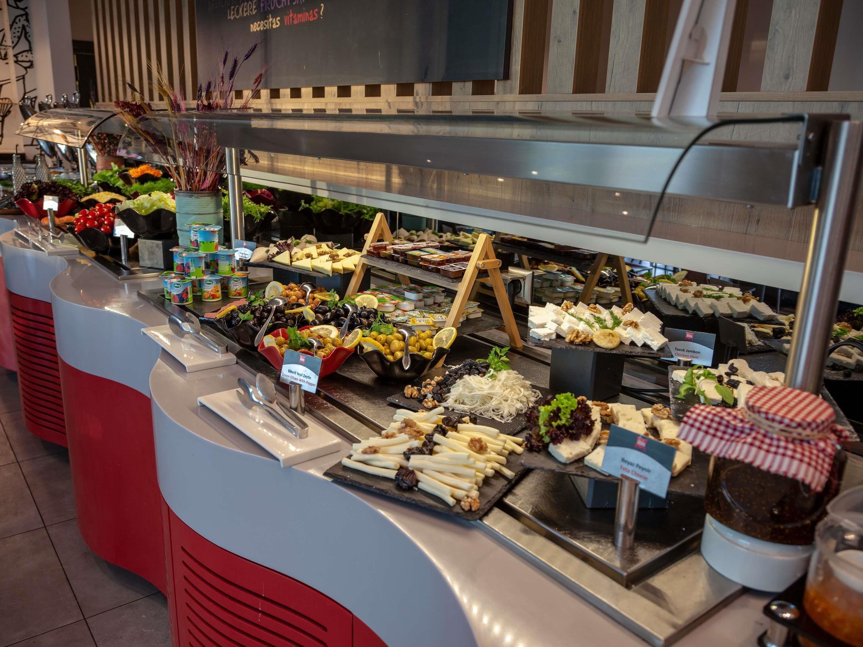 Un buffet proposant une variété de plats et une pancarte indiquant un besoin en vitamines.