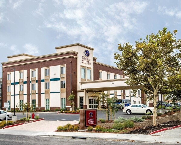 A hotel with a sign reading "Comfort Suites" and a building number "2080". - Comfort Suites Woodland - Sacramento Airport (Woodland)
