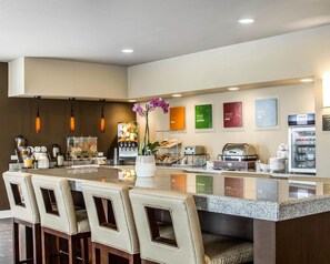 Free full breakfast - Comfort Suites Woodland - Sacramento Airport (Woodland)