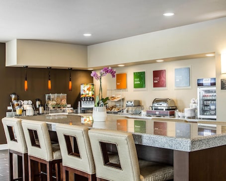 Free full breakfast. Comfort Suites Woodland - Sacramento Airport