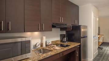 Full-size fridge, microwave, stovetop, dishwasher
