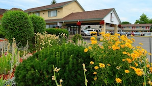 Garden - West Lodge Inn & Suites Niagara Falls (Niagara Falls)