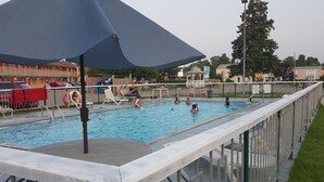 Outdoor pool - West Lodge Inn & Suites Niagara Falls (Niagara Falls)