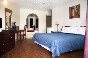 Room - West Lodge Inn & Suites Niagara Falls (Niagara Falls)