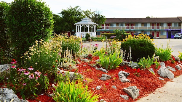 Garden - West Lodge Inn & Suites Niagara Falls (Niagara Falls)