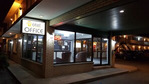 Property entrance - West Lodge Inn & Suites Niagara Falls (Niagara Falls)