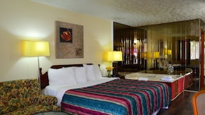 Deluxe Room, 1 King Bed, Non Smoking, Jetted Tub | Premium bedding, desk, rollaway beds (surcharge) - West Lodge Inn & Suites Niagara Falls (Niagara Falls)