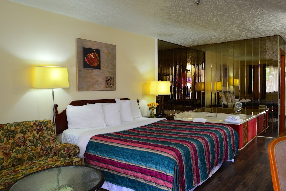 Deluxe Room, 1 King Bed, Non Smoking, Jetted Tub | Premium bedding, desk, rollaway beds