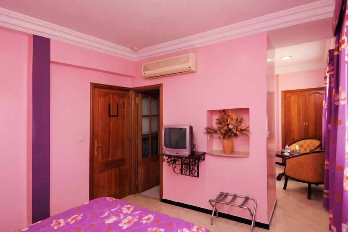 Ropa de cama de alta calidad y caja de seguridad en la habitación 