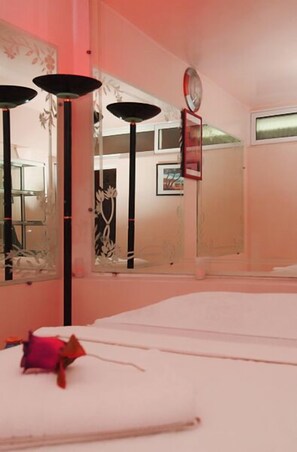 Ropa de cama de alta calidad y caja de seguridad en la habitación