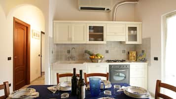 Apartamento, 2 habitaciones, balcón (Bouganville) | Cocina básica privada | Frigorífico, microondas, horno y placa de cocina