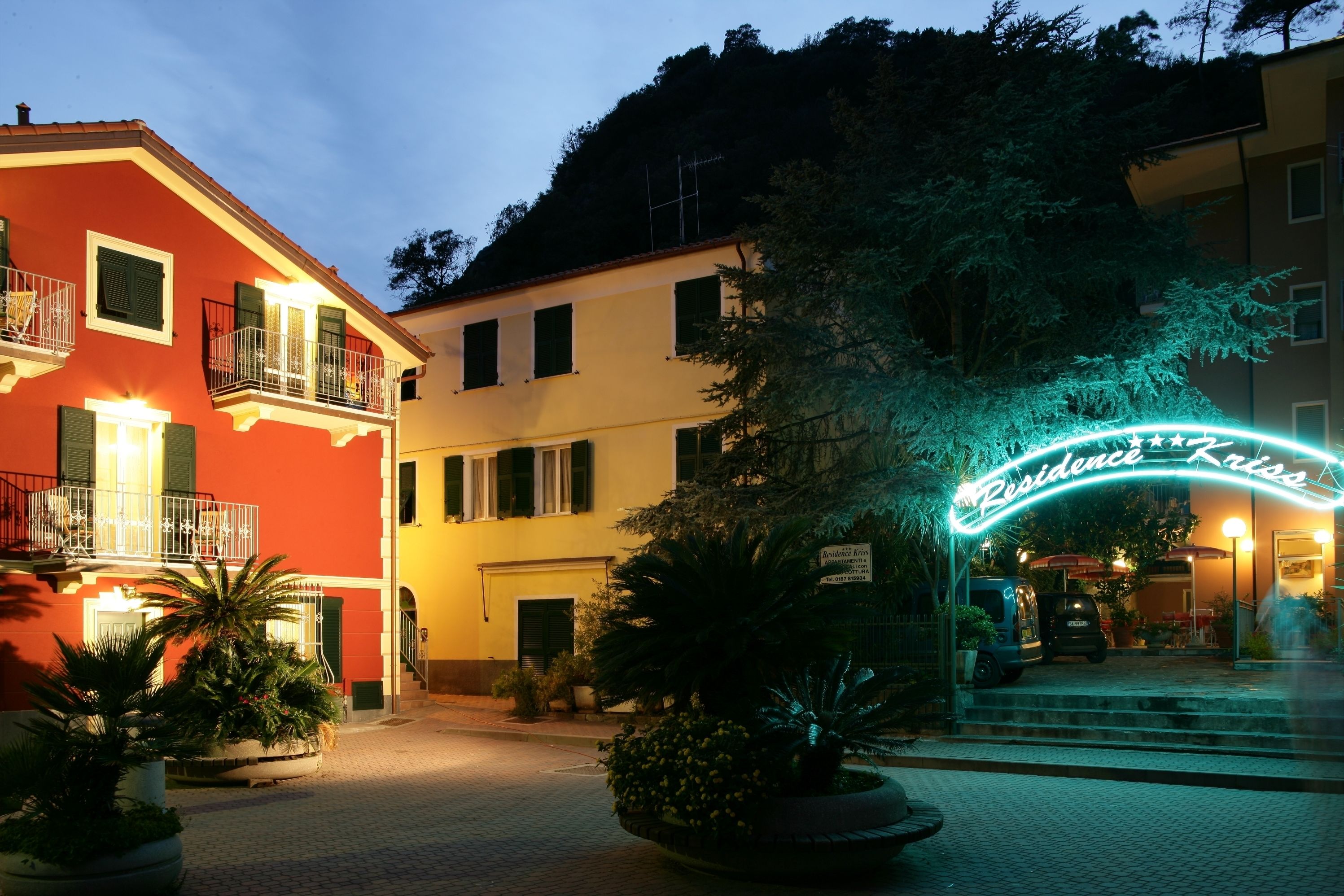 Overnatningsstedets facade – aften/nat