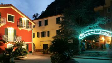 Overnatningsstedets facade – aften/nat