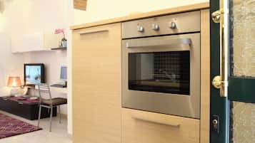 Apartment, 2 Bedrooms (Glicine) | Cocina privada | Frigorífico, microondas, horno y placa de cocina