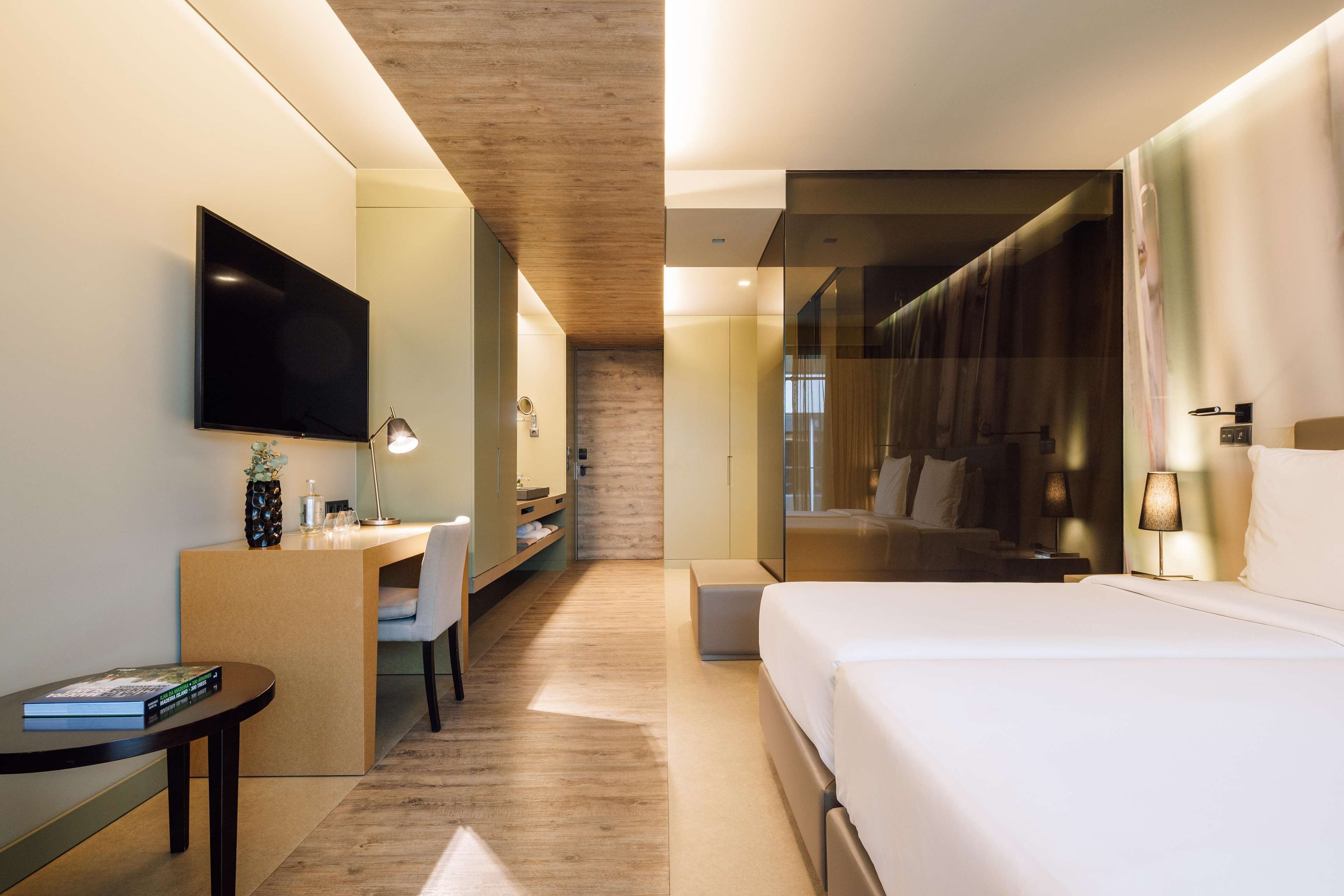 Minibar, coffres-forts dans les chambres, bureau, rideaux occultants