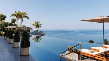 Piscine couverte, 2 piscines extérieures, parasols de plage