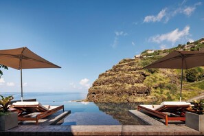 Indoor pool, 2 outdoor pools, pool umbrellas, sun loungers -  Saccharum Resort (Calheta)