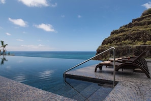 Una piscina cubierta, 2 piscinas al aire libre, sombrillas, tumbonas