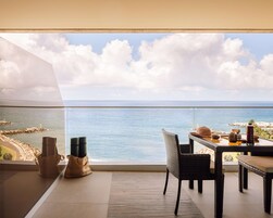 Minibar, caja de seguridad en la habitación y escritorio 