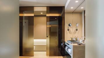 Eine moderne Hotelhalle mit Holzbalkendecke, einer Rezeption und einer Glastrennwand.