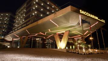 3 bar/lounge, bar kolam renang, bar tepi kolam renang, dan bar pantai