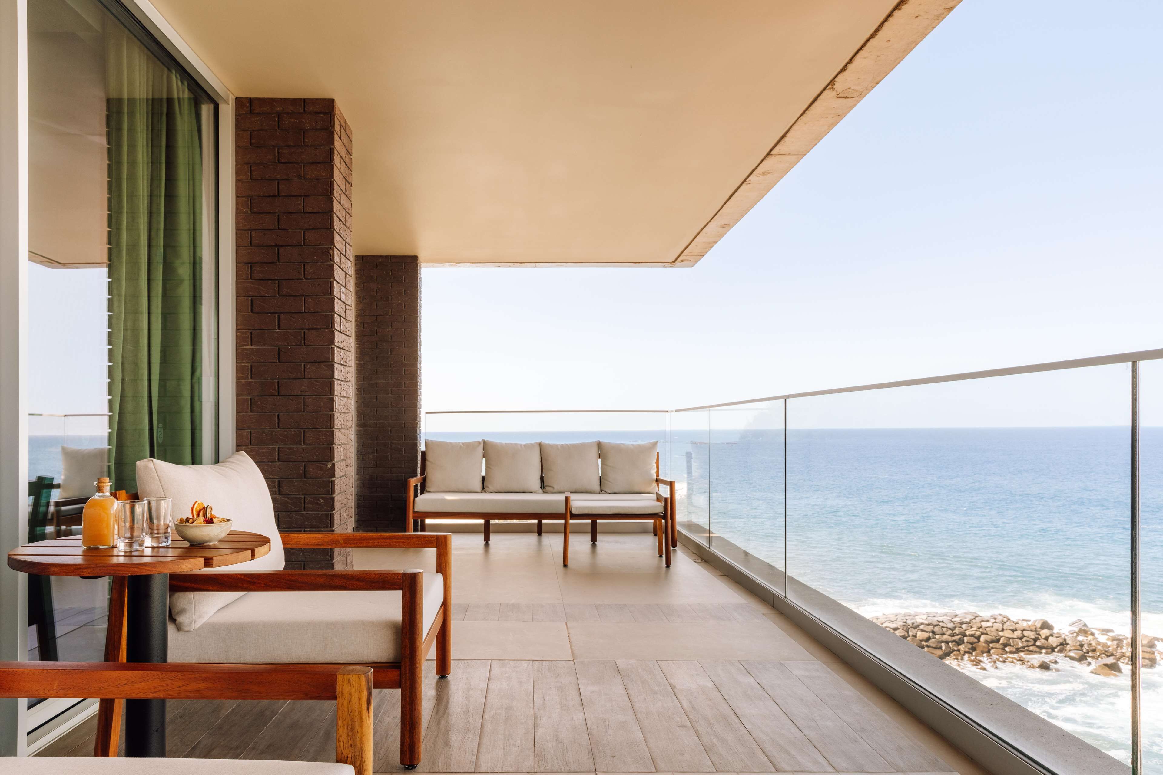 Minibar, coffres-forts dans les chambres, bureau, rideaux occultants