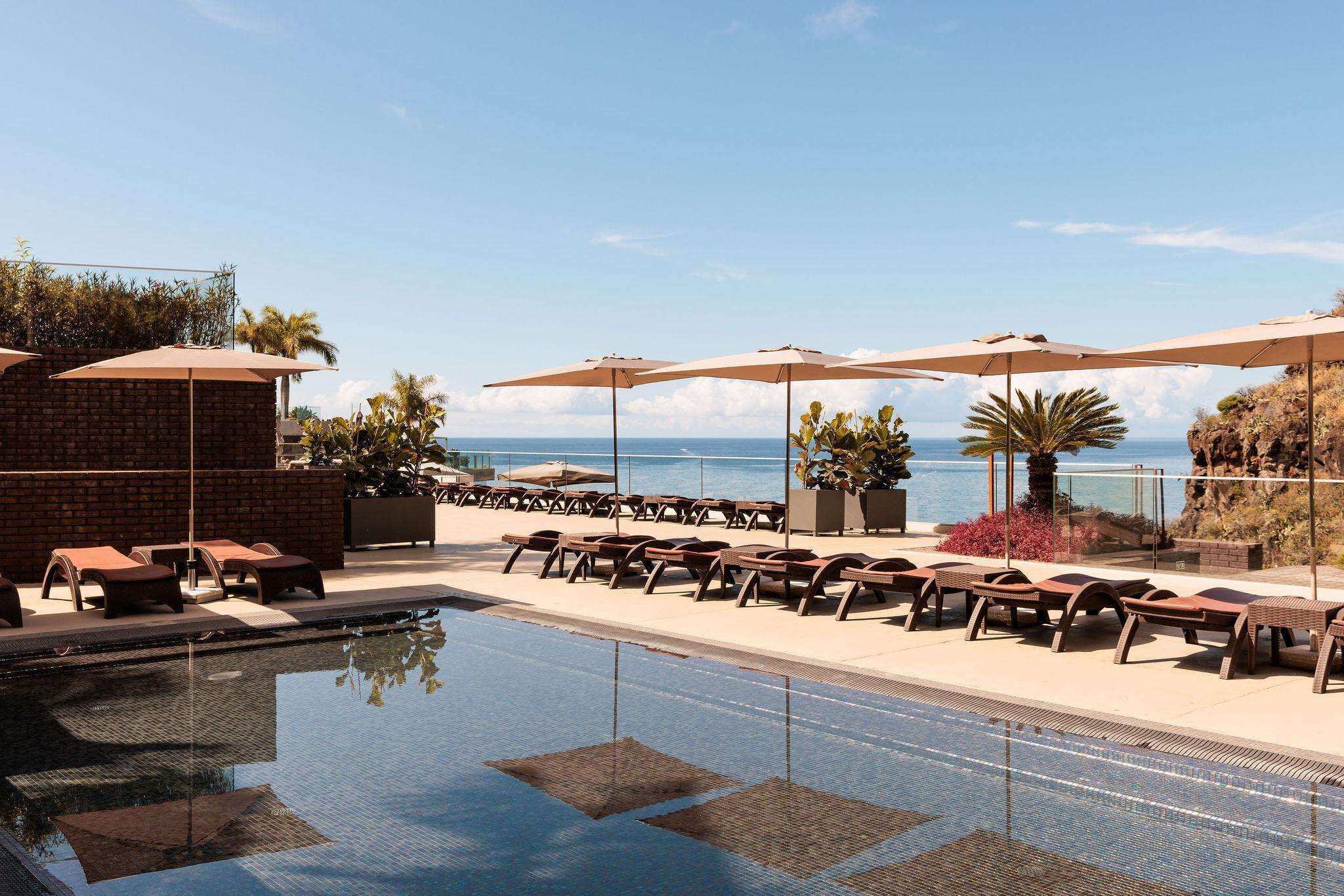 室內游泳池和2 座室外游泳池，提供泳池遮陽傘和日光浴躺椅