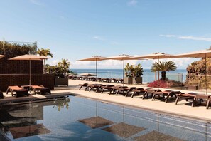 Piscina coberta, 2 piscines a l'aire lliure, para-sols i gandules 