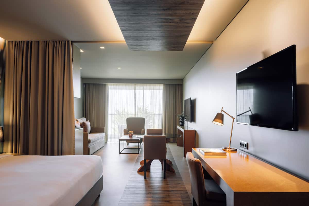 Ocean Suite | 1 bedroom, minibar, in-room safe, desk