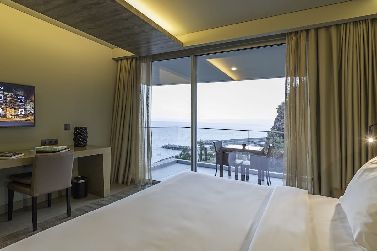 side ocean room | 1 bedroom, minibar, in-room safe, desk