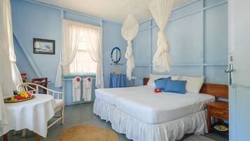 Habitación económica, baño compartido, vistas al mar | Tabla de planchar con plancha, wifi gratis, ropa de cama