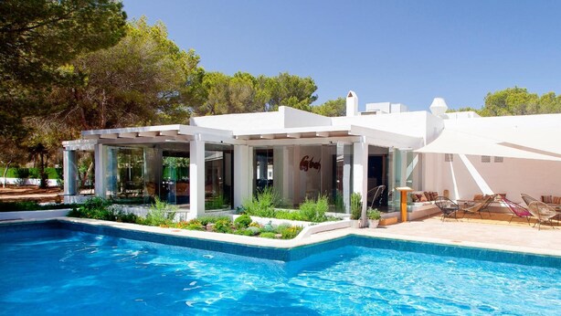 A modern pool area with a covered seating area and a clear pool. - Casbah Formentera Hotel & Restaurant (Formentera)
