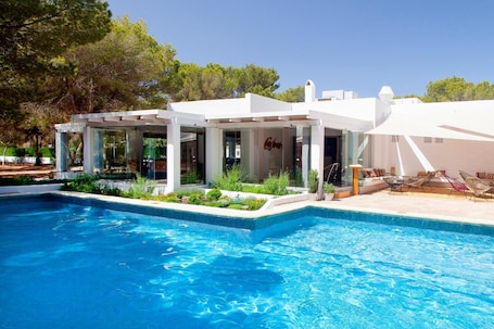 Outdoor pool, pool umbrellas, pool loungers. Casbah Formentera Hotel & Restaurant
