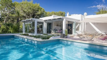 Outdoor pool, pool umbrellas, sun loungers