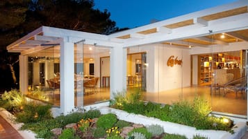 Aperto a colazione, pranzo e cena, cucina regionale