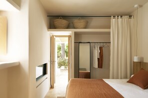 Deluxe Double Room | Minibar, in-room safe, desk, laptop workspace