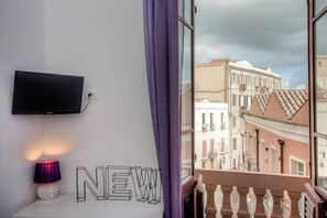 Deluxe kamer, 1 tweepersoonsbed, uitzicht op de stad | Luxe beddengoed, een kluis op de kamer, een bureau, gratis wifi