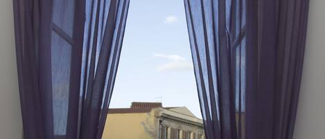 Habitación Deluxe, 1 cama matrimonial, vista a la ciudad | Ropa de cama de alta calidad y caja de seguridad en la habitación