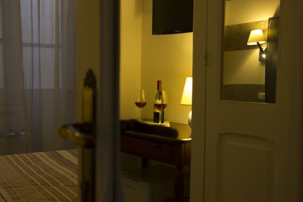Deluxe-huone, 1 parisänky, kaupunkinäköala | Huonepalvelu – illallinen