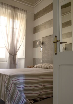 Habitación Deluxe, 1 cama matrimonial, vista a la ciudad | Ropa de cama de alta calidad y caja de seguridad en la habitación 