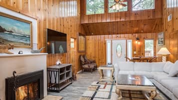 Standard House, 4 Bedrooms, Kitchen (Casa Linda) | Living room | 32-inch flat-screen TV with cable channels, TV, DVD player