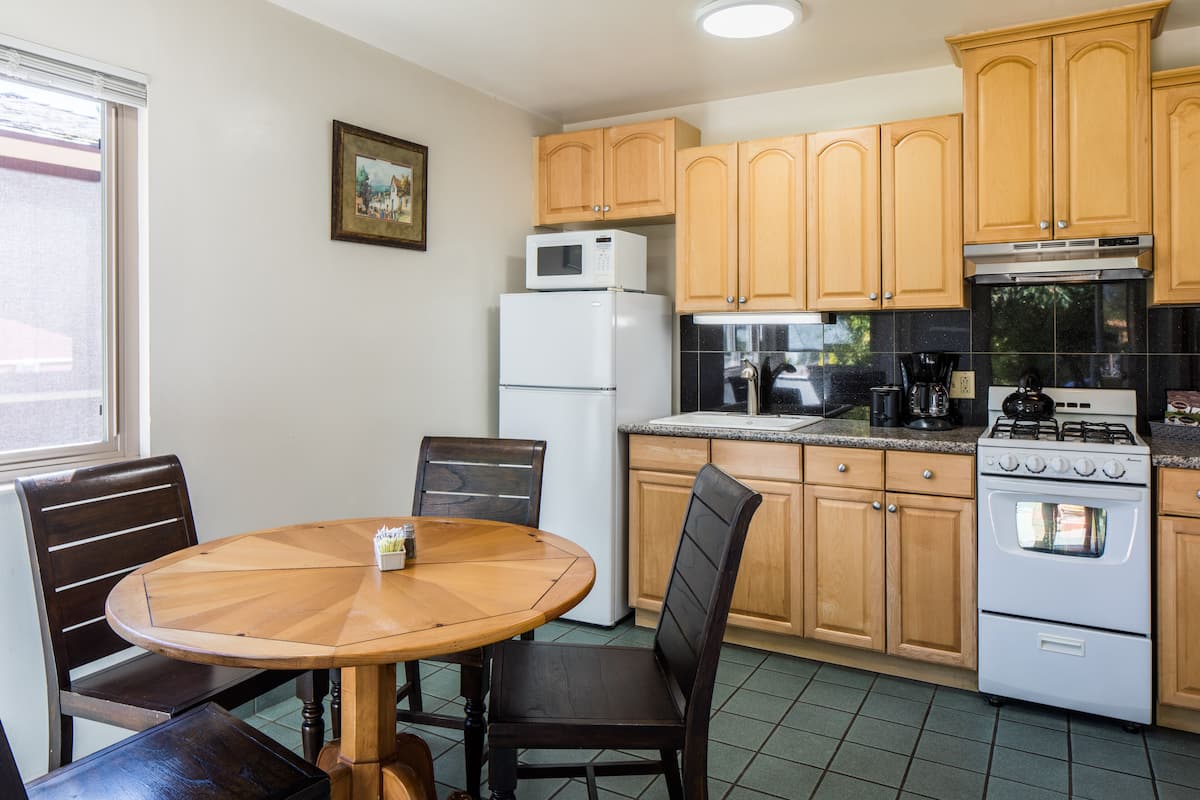 Standard Cottage, Kitchen (1 Queen Bed & 1 Double Bed) | Private kitchen | Coffee/tea maker, microwave, paper towels