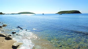 Una spiaggia nelle vicinanze