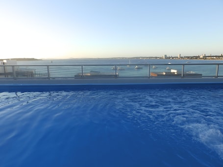 Una piscina techada, una piscina al aire libre