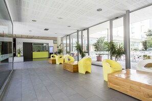 Coin salon dans le hall