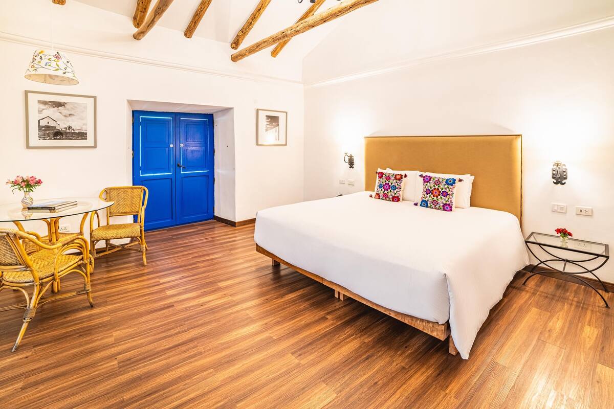 Luxe beddengoed, donsdekens, een kluis op de kamer